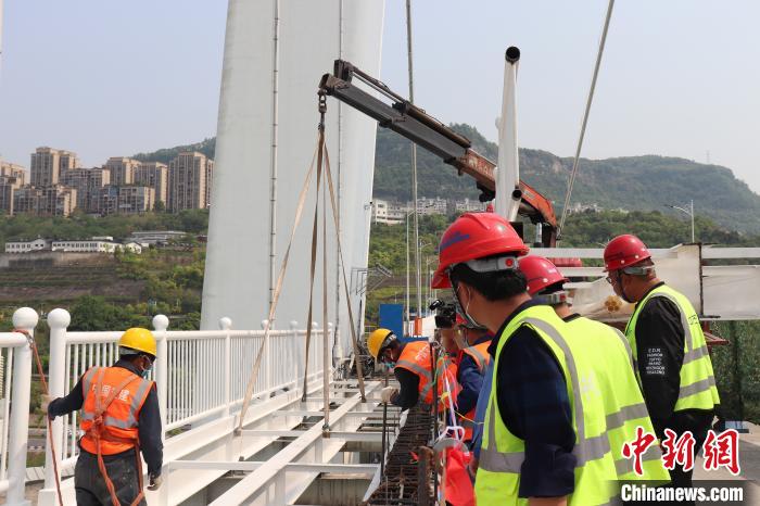 中新网报道:中国大跨径桥梁护栏整体更换工程领域实现重大突破